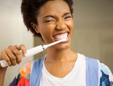 Εταιρεία οδοντόβουρτσας ζήτησε συγγνώμη για την ατάκα «φτύστε ή καταπιείτε»: Στο «στόχαστρο» των φεμινιστριών